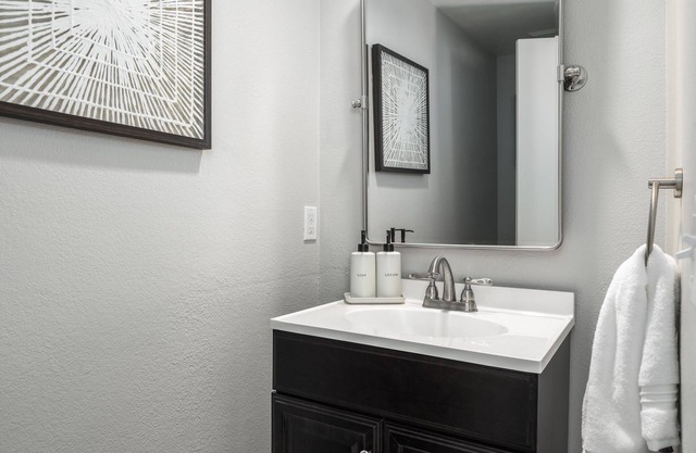 GOODE.HOMES | Luxury Modern Home w/Jacuzzi