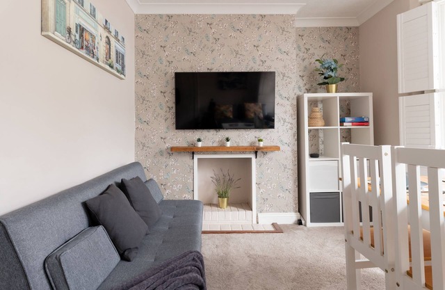 Gorgeous 2-Bed | Quiet area with nearby stations