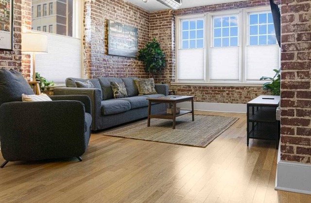 Gorgeous 2BR downtown condo near EVERYTHING!