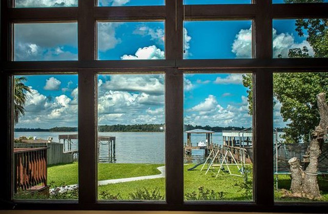 Gorgeous 3 bdrm 3 bath WATERFRONT home!