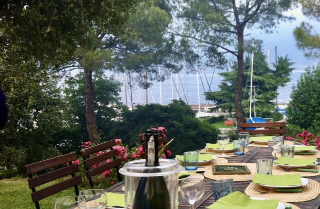 Gorgeous 9-seater villa, perfect for families with large garden by the lake
