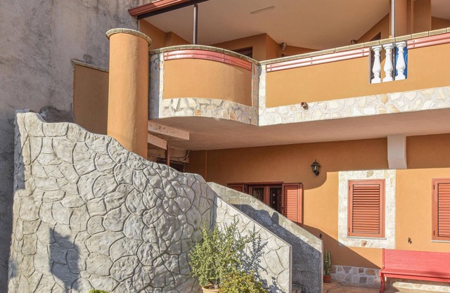 Gorgeous apartment in Limbadi with WiFi