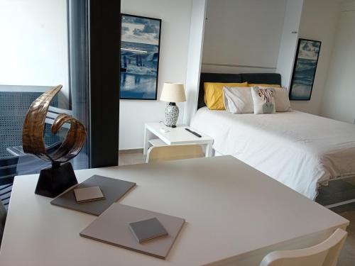 Gorgeous Apartment with Balcony at E1