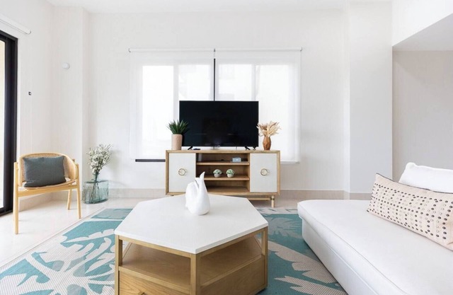 Gorgeous Aprt 3 Bdr + 3.5 bthr/Beach Club access 🏖️🌊 & Pet Friendly 🐶🐾