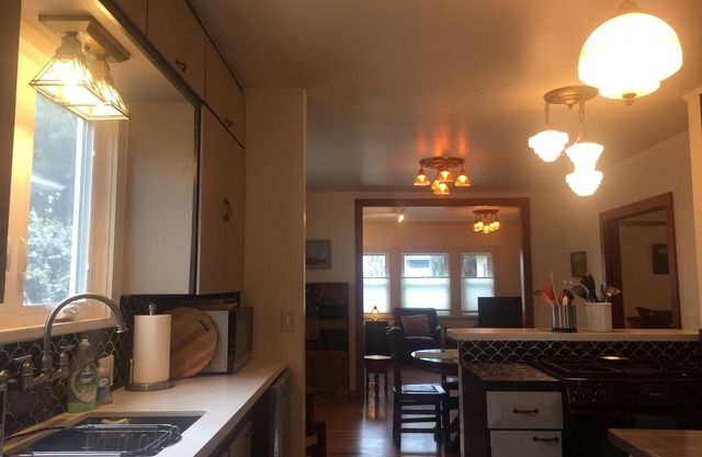 Gorgeous cheerful 2br/2ba in great part of North Oakland