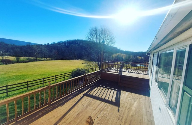 Gorgeous country views, hot tub, pond + outdoor space