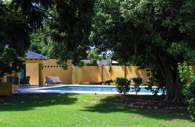 Gorgeous Historical Landhouse, Large Tropical Pool & Garden, Central Location!