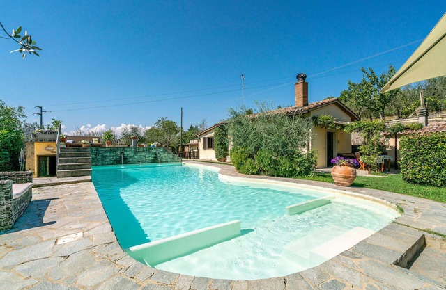 Gorgeous home in Arezzo with kitchen