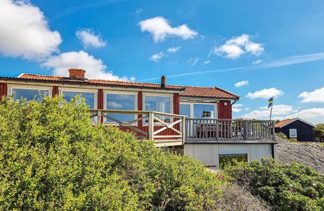 Gorgeous home in Glöskär with kitchen