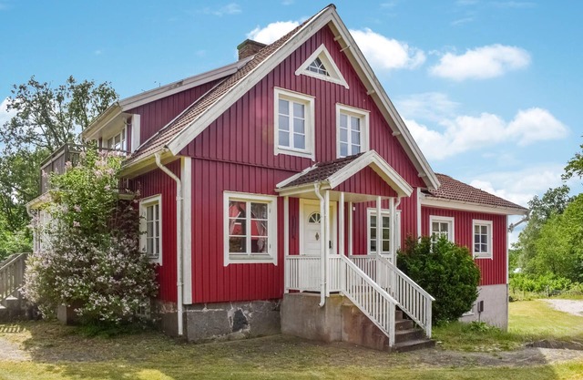 Gorgeous home in Holmsjö with lake view