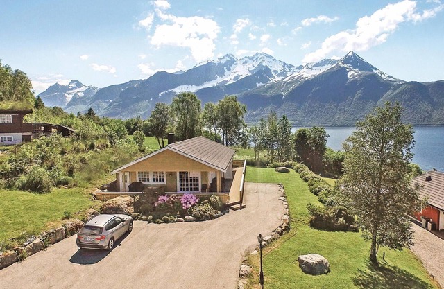 Gorgeous home in Hundeidvik