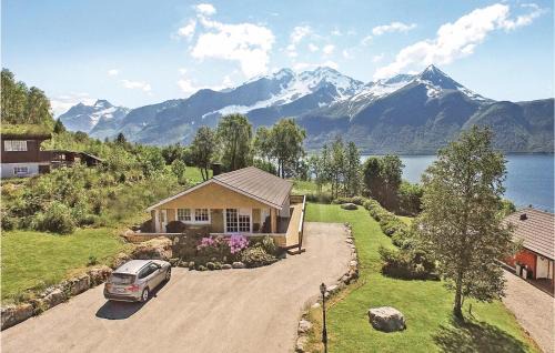 Gorgeous Home In Hundeidvik