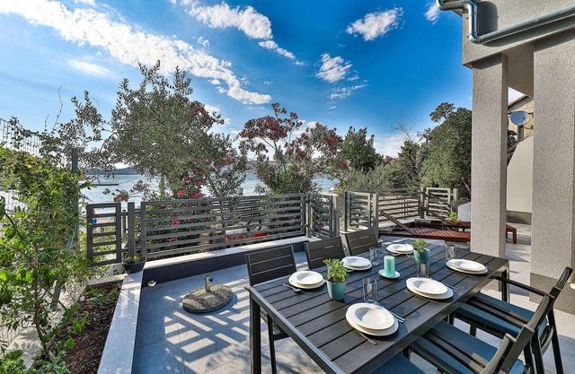 Gorgeous home in Okrug Gornji with WiFi