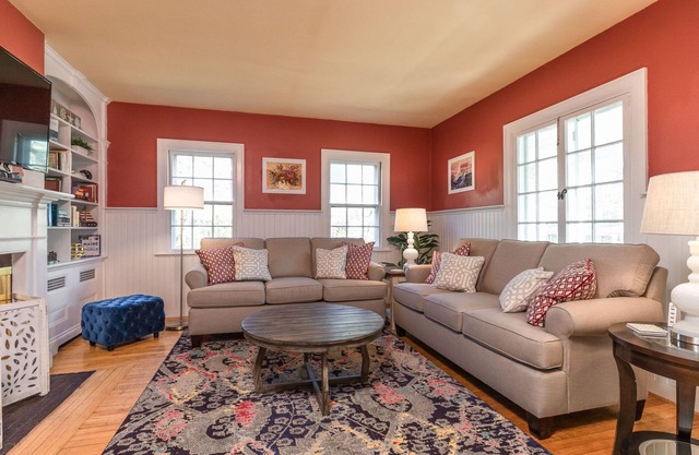 Gorgeous home: walk to beach, harbor, cliff walk, wiggly bridge, dining etc.