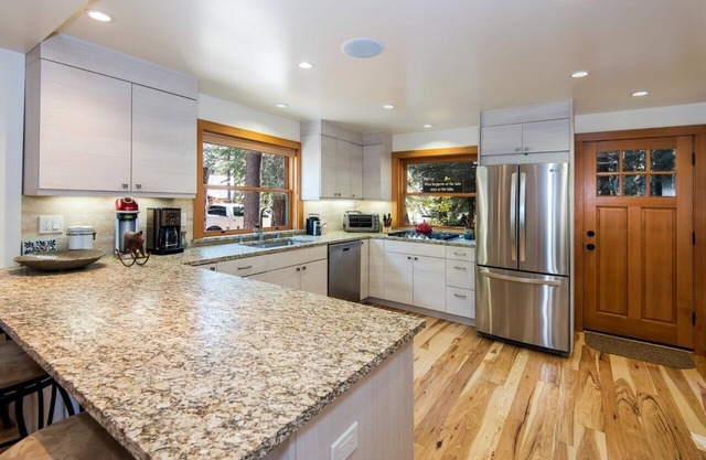 Gorgeous Knotty Pine Home on Westshore. Walk to Beach/Pier Access