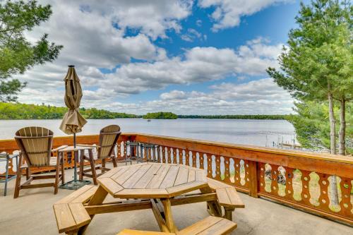 Gorgeous Lake Arbutus Getaway with Dock and Boat House