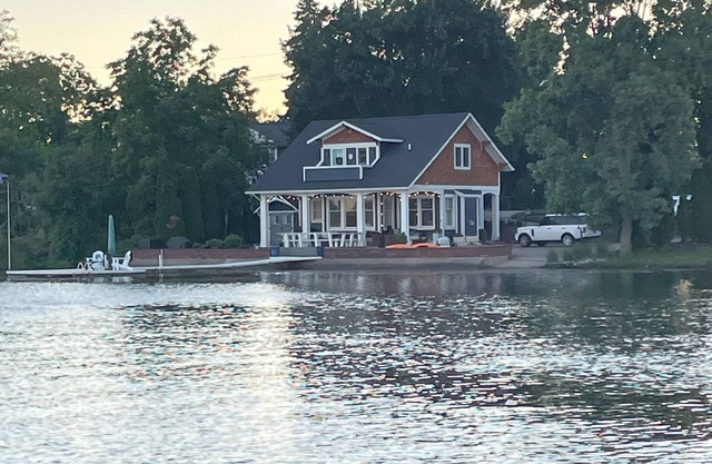 Gorgeous Lakeside Retreat Minutes from Ann Arbor