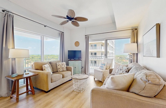 Gorgeous multi unit w full kitchen, shared pool and easy beach access