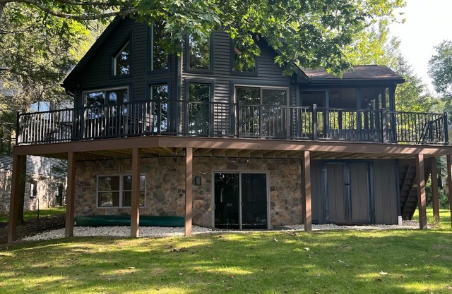 Gorgeous, newly removated 5-bedroom LAKEFRONT Lodge!