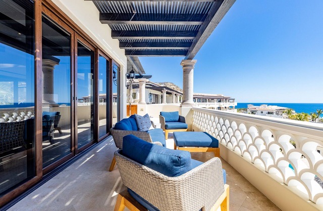 Gorgeous penthouse with pool and jacuzzi amenities