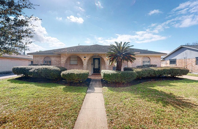 Gorgeous private home with private pool and close to everything