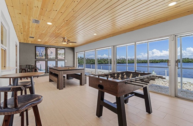 Gorgeous & Spacious 3/3.5, Incredible Water Views! Sleeps 9!