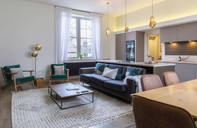 Gorgeous, stylish, huge Georgian home 4 bed 4 bath