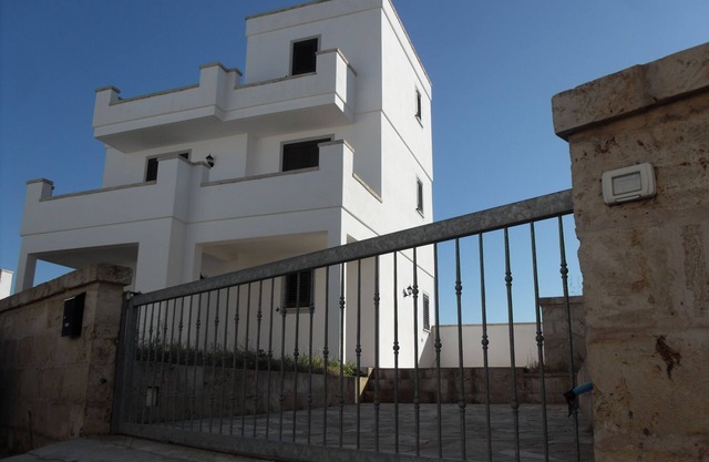 Gorgeous villa Gallipoli area with Jacuzzi, sea view and garden.
