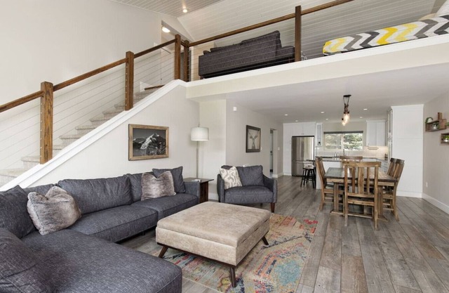Gorgeous Vacation Chalet: Hot Tub, Wood Stove