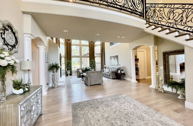Gorgeous Villa In Upscale Neighborhood