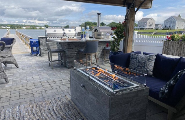 Gorgeous Waterfront Home & Dock, Outdoor Living ,kitchen & Authentic Pizza Oven