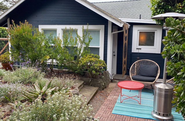 Gorgeously styled bungalow overlooking Bodega Harbor, walk to town - dogs OK