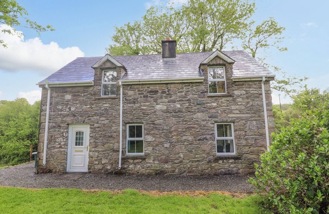 GORTAGOWN COTTAGE, family friendly in Sneem, County Kerry