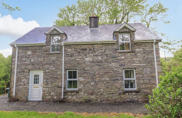 GORTAGOWN COTTAGE, family friendly in Sneem, County Kerry