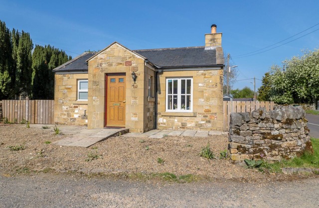 GOWANLEA, pet friendly, character holiday cottage in Bellingham