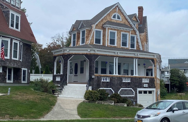 Gracious, Airy New London Cottage, Steps from Private Beach
