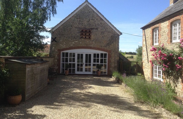 Grade II Listed 16th-Century Barn Near Cotswolds & Oxford