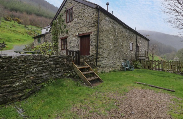 GRAIG LAS THE STABLES, pet friendly in Llanrhaeadr-Ym-Mochnant