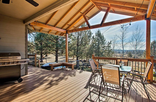 Grand Cabin w/Hot Tub & Views - 3 Miles to Hiking