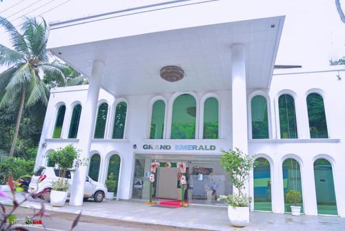 Grand Emerald Hotel