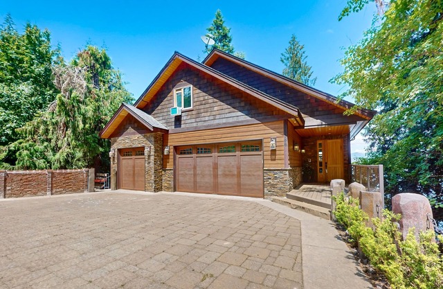 Grand lakeside home with private hot tub, sauna, game room & home theater