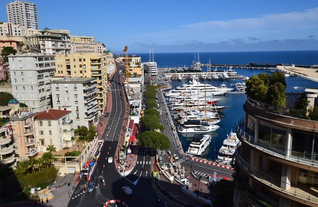 GRAND PRIX DEPARTURE AT YOUR FOOT