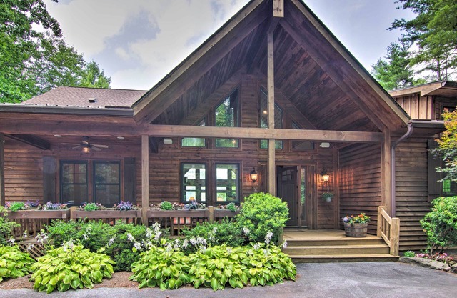 Grand Retreat in Bear Lake Reserve w/Scenic Decks