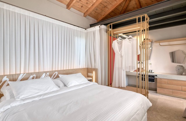 Grand Suite With Private Pool - with Panoramic View, Art Blue Villas