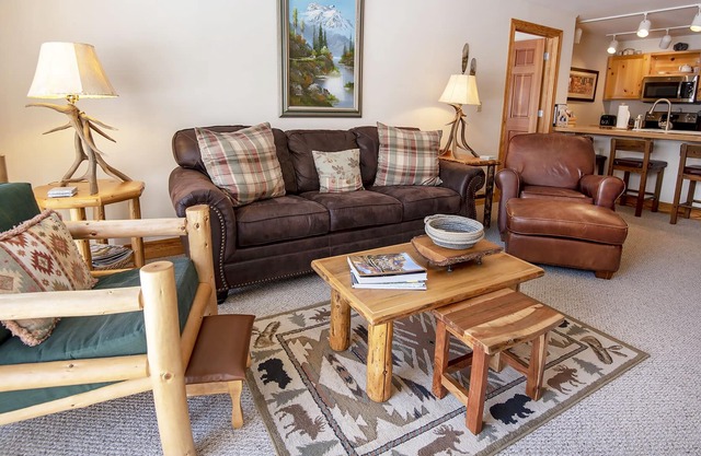Grand Targhee Vacation Headquarters! Ski Shuttle! Clean! Hot Tubs!
