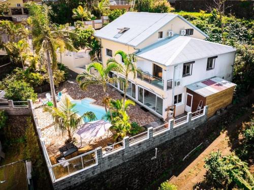 Grande maison pour 20 personnes, avec 8 chambres, piscine, billard et BBQ