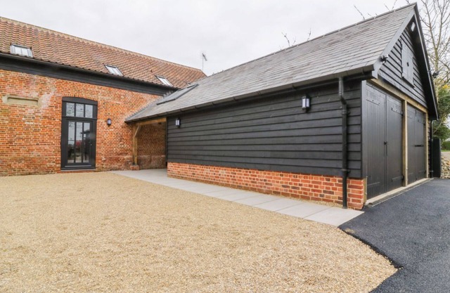 GRANGE BARN, pet friendly, country holiday cottage in Felsham