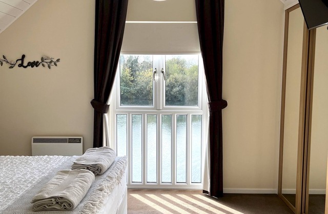 Grange Lodge · Cotswolds Lakeside - Spring Lake