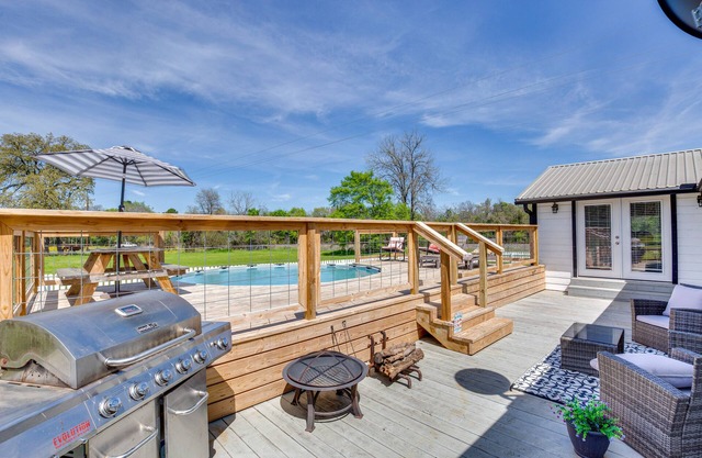 Grapeland Farm Retreat w/Pool, Grill & Fire Pit