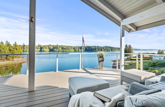 Grapeview- Luxury Waterfront Home w/Hot Tub